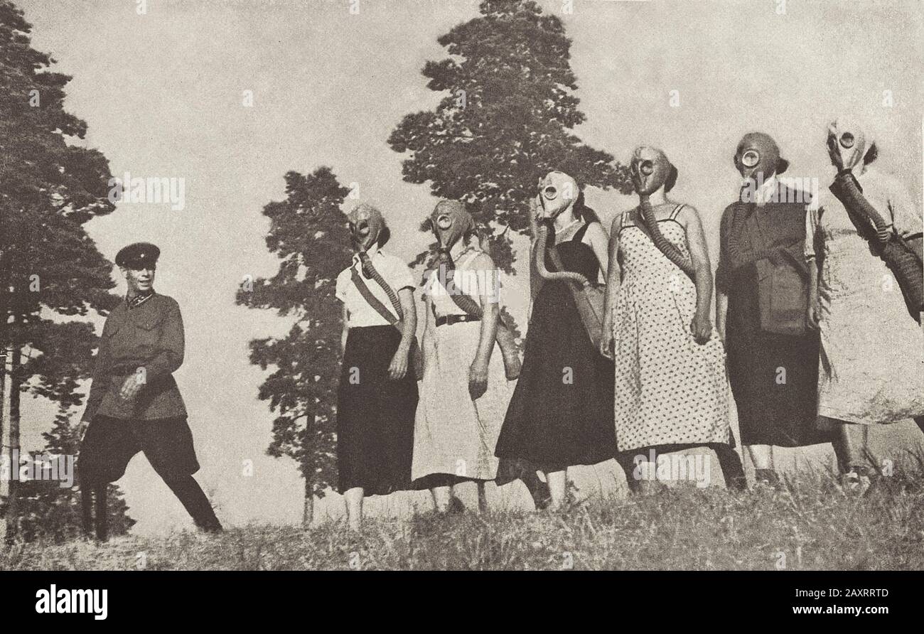 Esercito rosso in 1930s. Dal libro di propaganda sovietico del 1937. Donne sovietiche pronte per attacco chimico Foto Stock