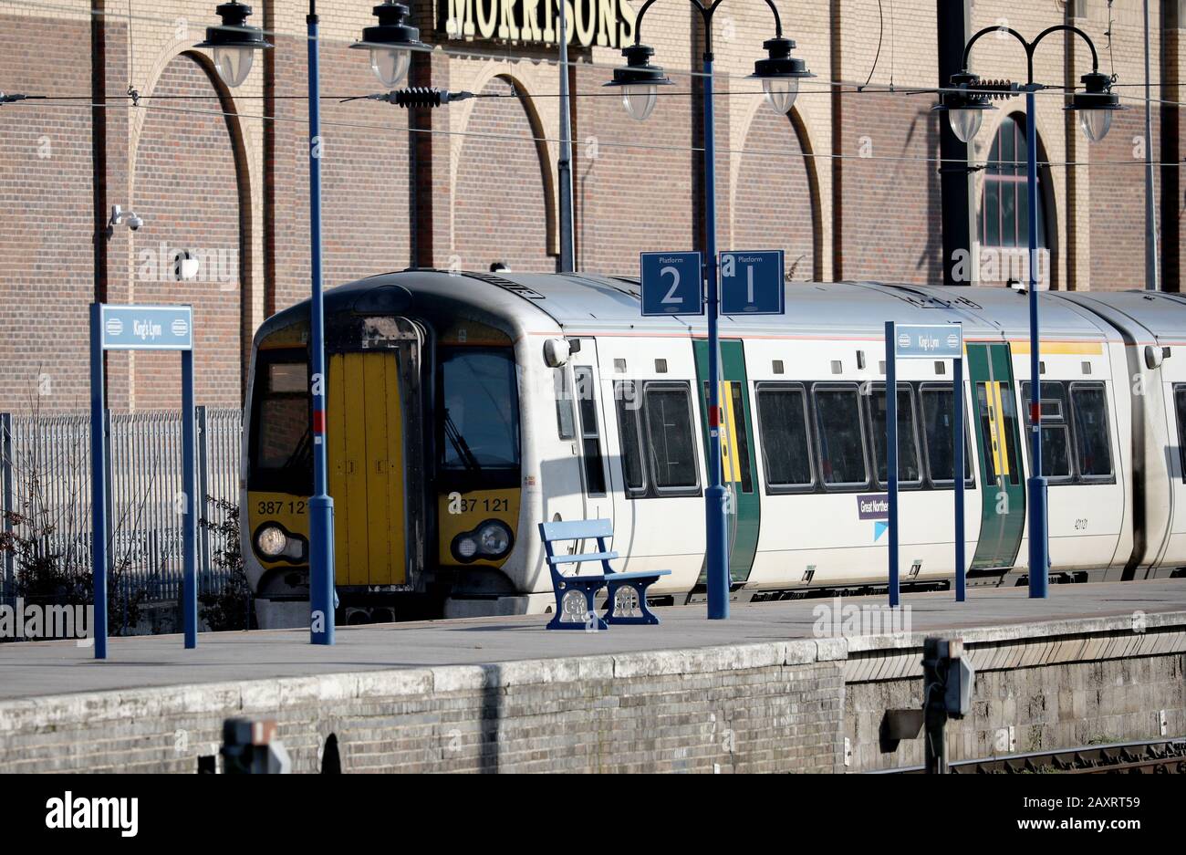 Kings Lynn, Regno Unito. 11th Feb, 2020. Il treno per trasportare la regina Elisabetta II arriva alla stazione di Kings Lynn, mentre Sua Maestà torna a Londra oggi, dopo la sua pausa invernale. La regina ha preso un treno pubblico dalla stazione di Kings Lynn, con molti altri passeggeri che non erano a conoscenza che viaggiava con loro. La regina Elisabetta II parte da Kings Lynn in treno a Kings Lynn, Norfolk, Regno Unito, l'11 febbraio 2020. Credito: Paul Marriott/Alamy Live News Foto Stock