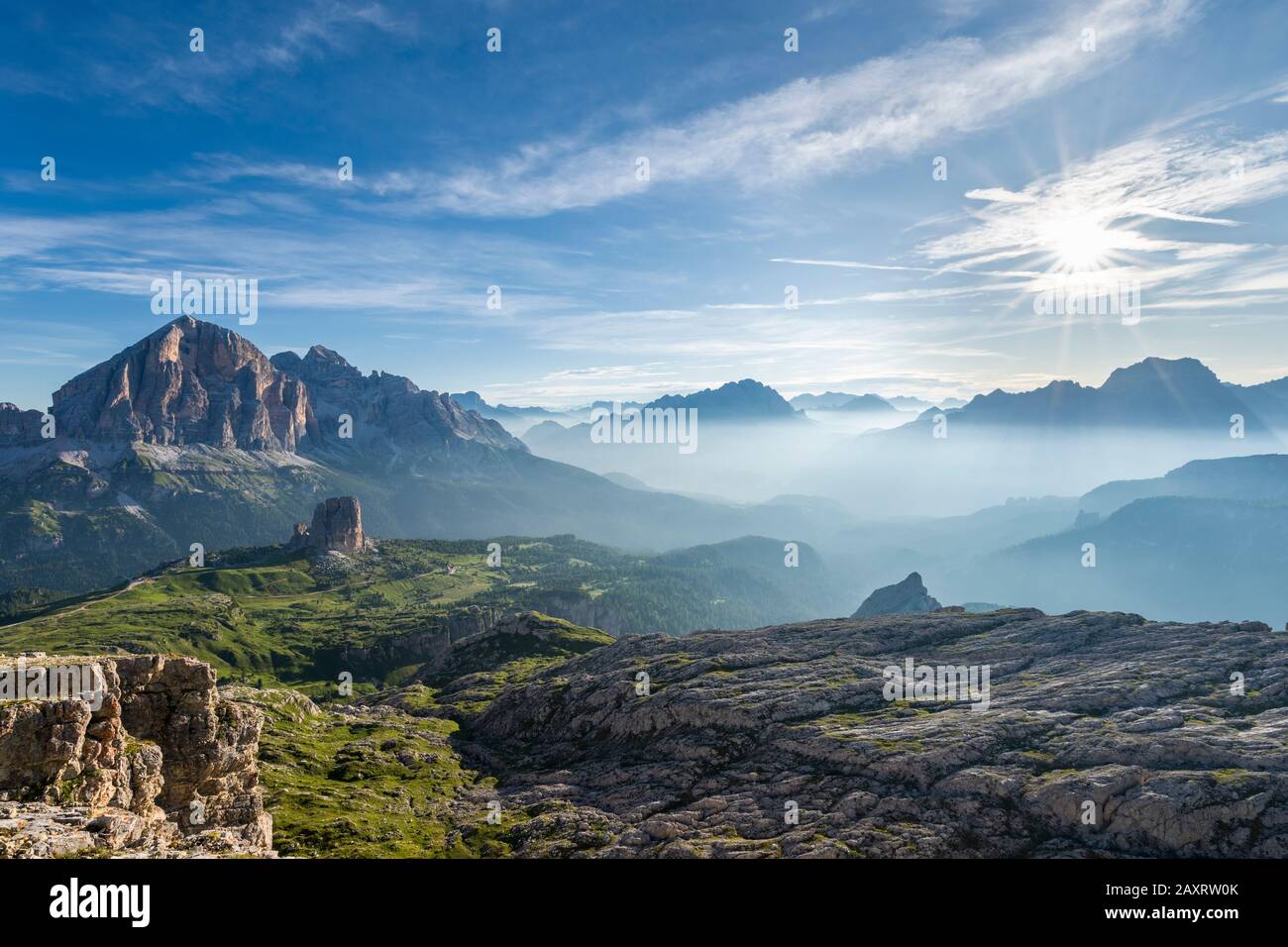 Cortina D'Ampezzo, Belluno, Veneto. Italia. Le tre Tofane, le cinque Torri, il gruppo Cristallo, il bacino di Cortina d'Ampezzo e il gruppo Sorapiss Foto Stock