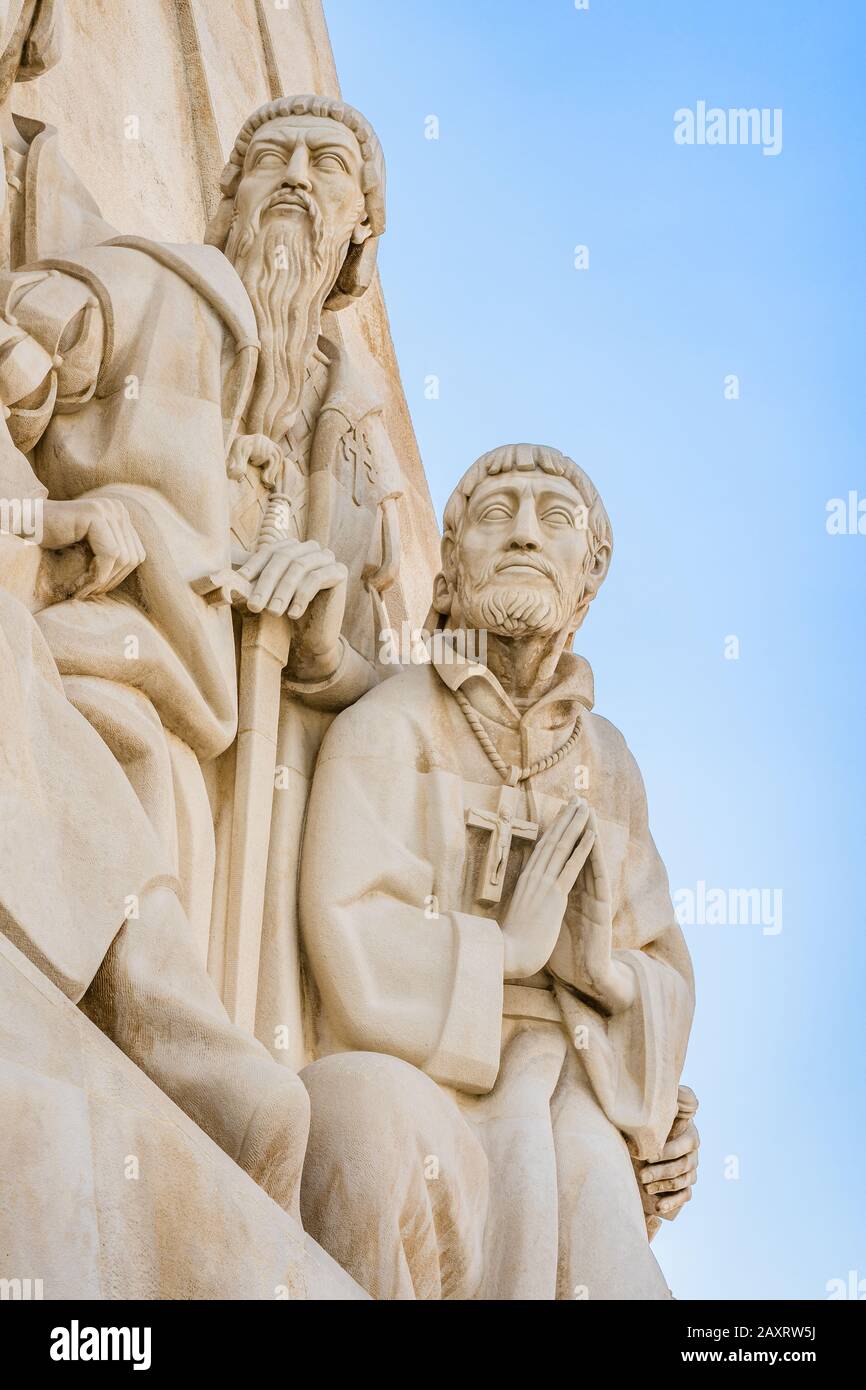 Lisbona, Portogallo: Statue di San Francesco Saverio e Alfonso de Albuquerque sul Monumento alle scoperte a Belem sulle rive del fiume tago estuario Foto Stock