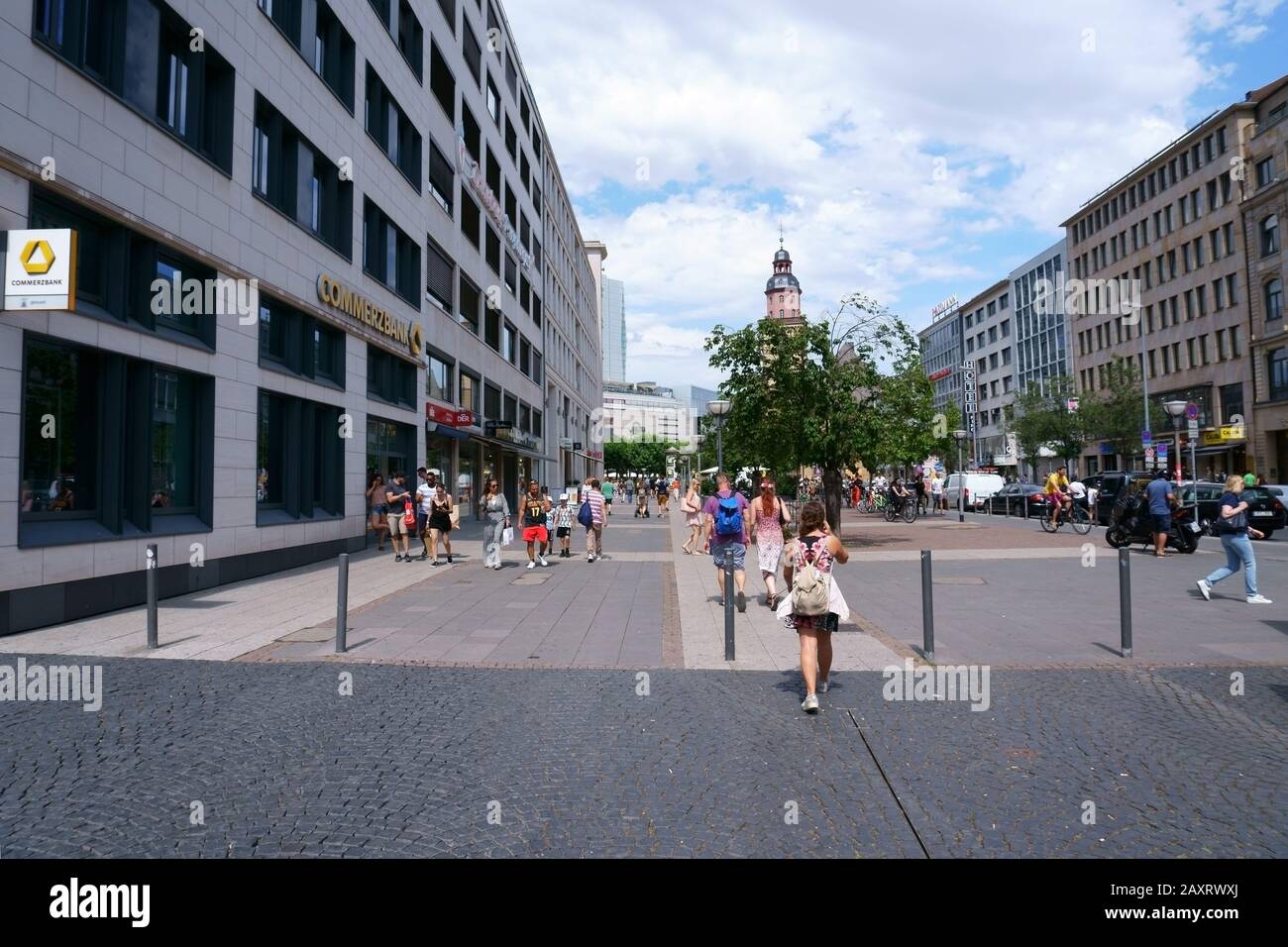 I pedoni camminano lungo la via dello shopping Roßmarkt con negozi e negozi a Francoforte. Foto Stock