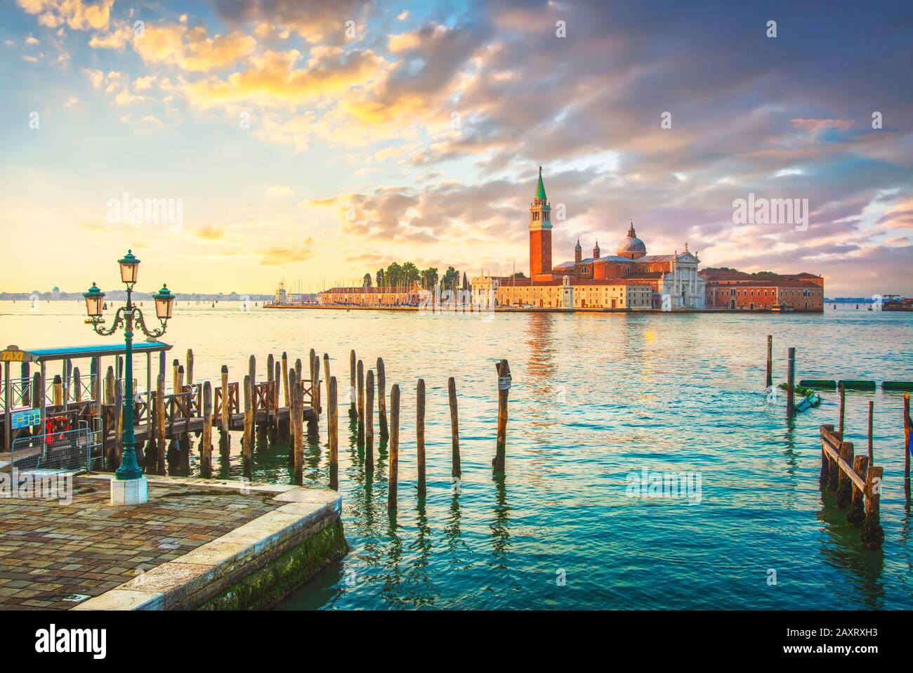 La laguna di Venezia al sunrise, chiesa di San Giorgio Maggiore, le gondole e lampione. L'Italia, l'Europa. Foto Stock