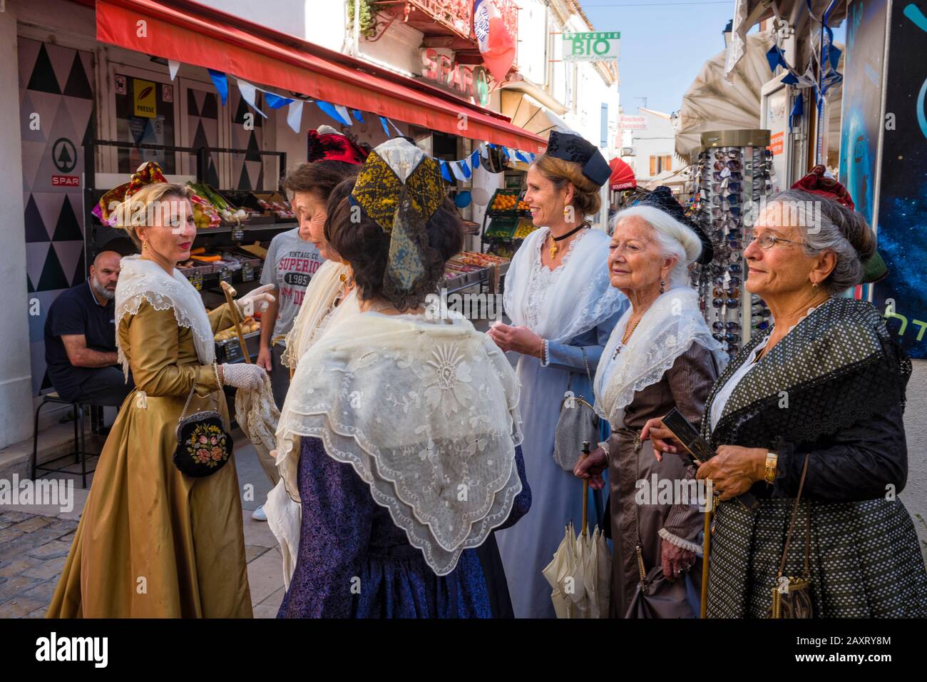 Donne in Arles costume al festival a Saintes-Maries-de-la-Mer, Provenza Foto Stock