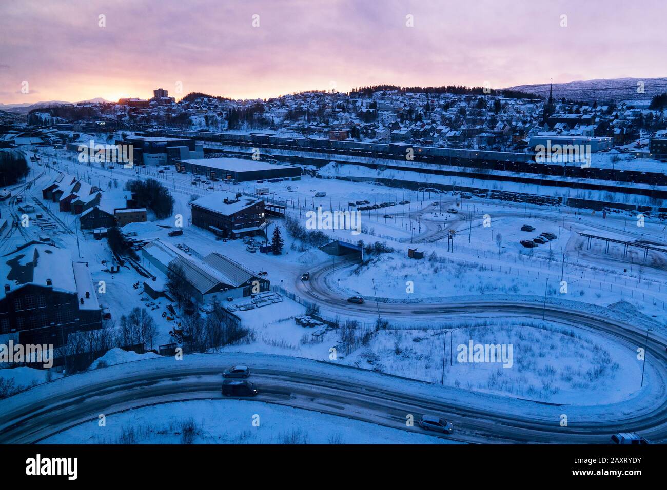 Norvegia, Narvik, luce notturna, strada wintry dall'alto Foto Stock