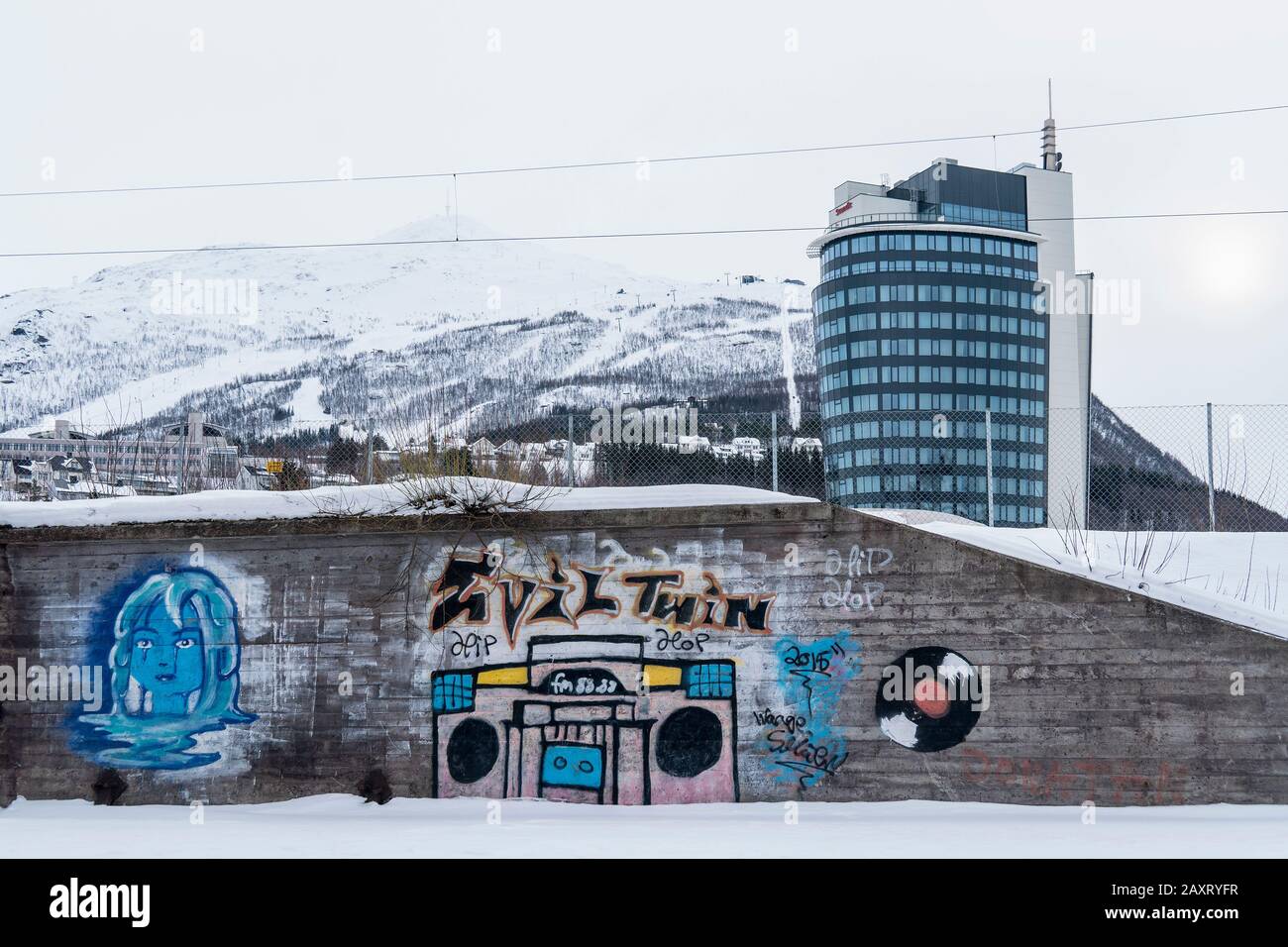 Norvegia, Narvik, inverno, graffiti, sullo sfondo Hotel Scandic Foto Stock