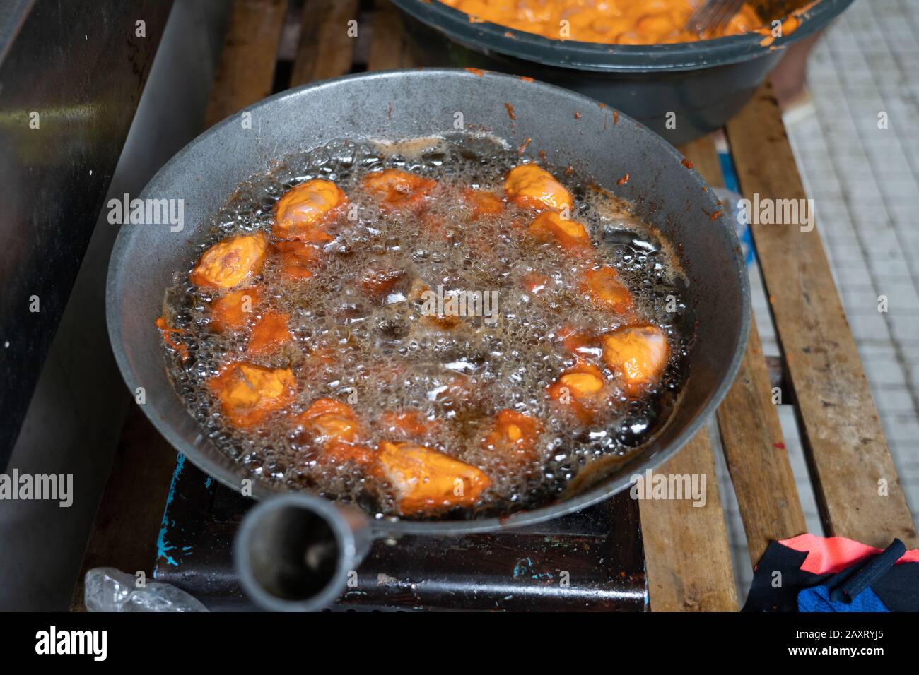 Teste di pollo fritte cucinate in una strada laterale all'interno di Cebu City, Filippine Foto Stock
