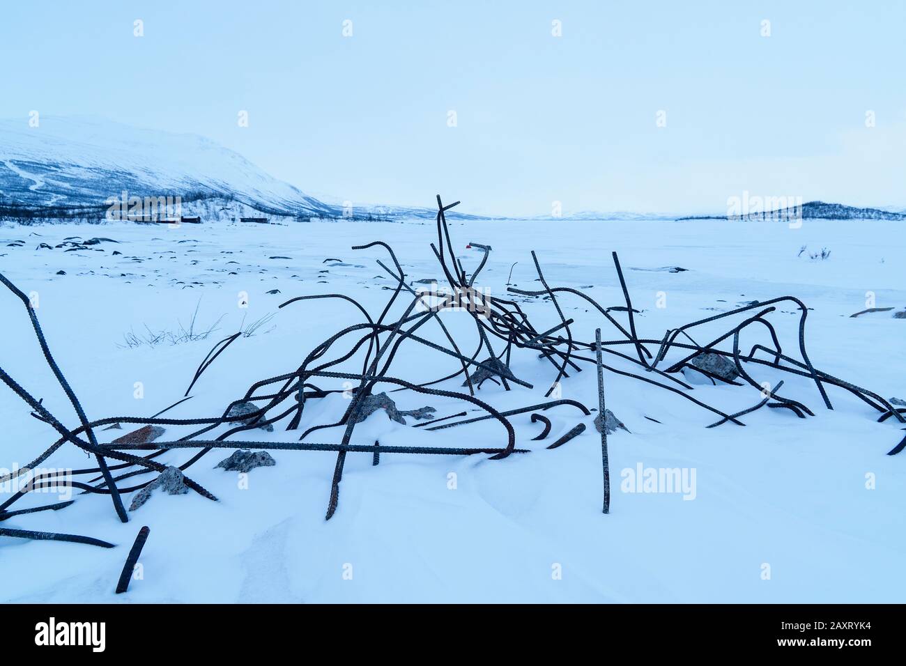 Svezia, Lapponia, Abisko, lago ghiacciato (Torneträsk), riva, barre metalliche piegate Foto Stock