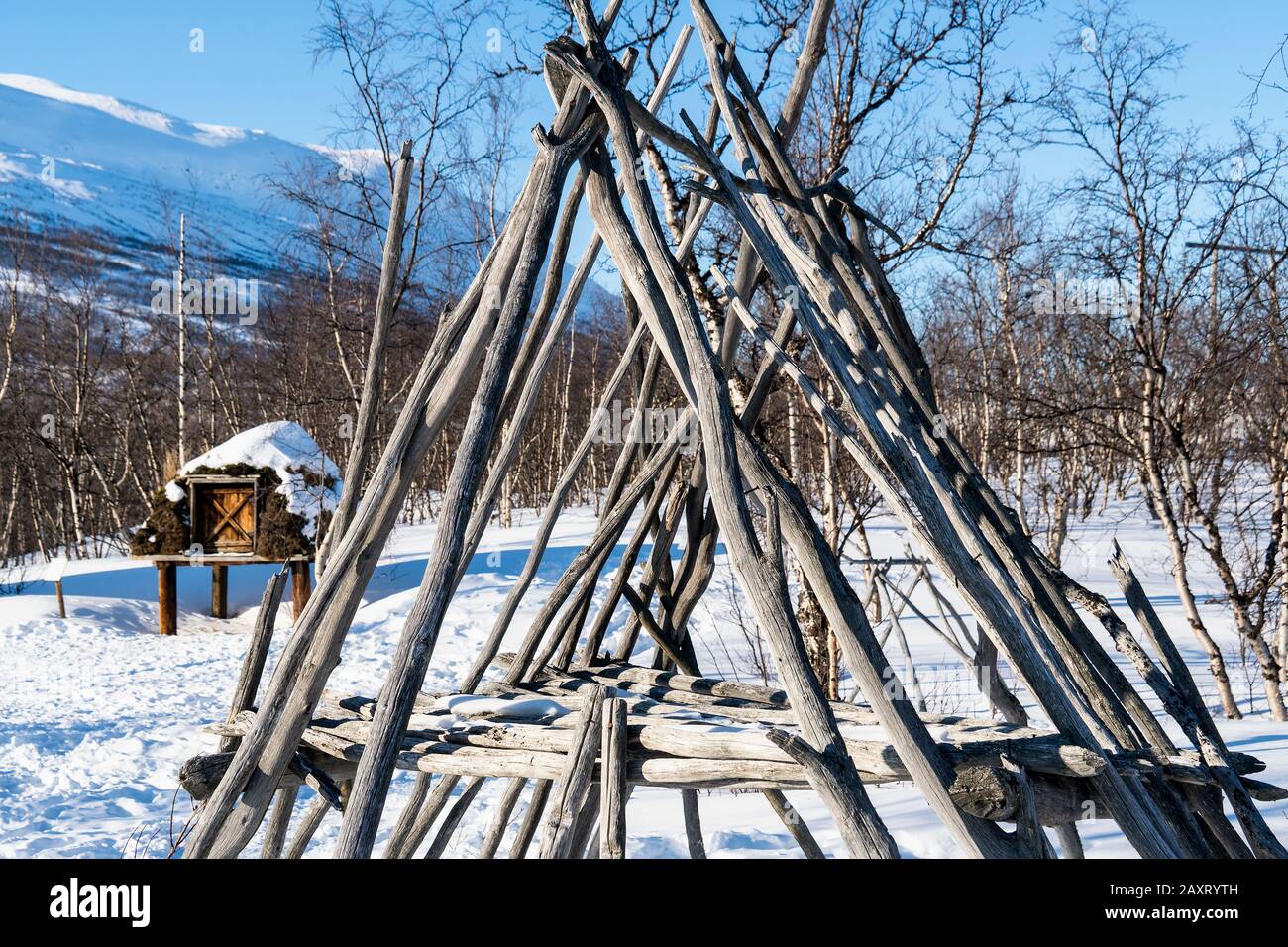 Svezia, Lapponia, storico Namendorf, tepee, pali in legno tenda Foto Stock