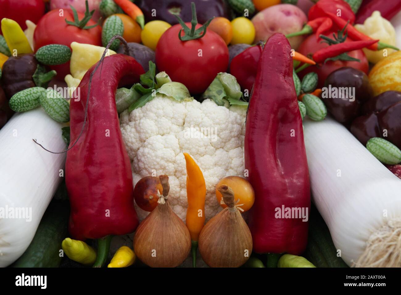 Cesto di frutta e verdura Foto Stock