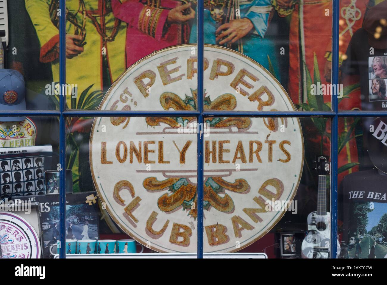 SGT Peppers Lonely Hearts Club Drum nella vetrina dei Beatles Foto Stock