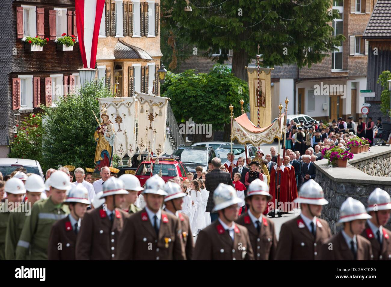 Austria, Vorarlberg, Bregenzerwald, Schwarzenberg, processione del Corpus Domini, vigili del fuoco in uniforme parata. Foto Stock