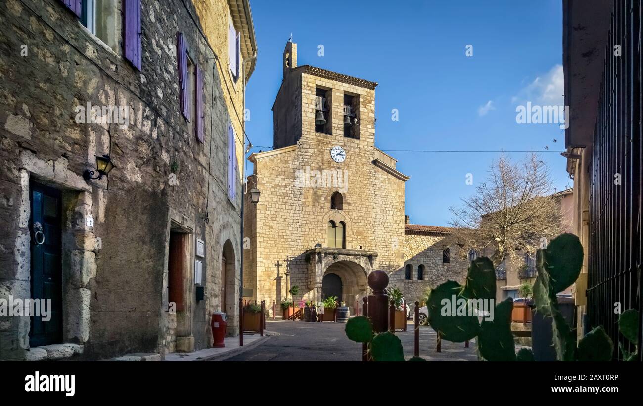 La chiesa di Saint Laurent a Magalas è stato costruito nel 12th secolo. È uno dei monumenti storici della Francia ed è stato costruito in stile romano. Foto Stock