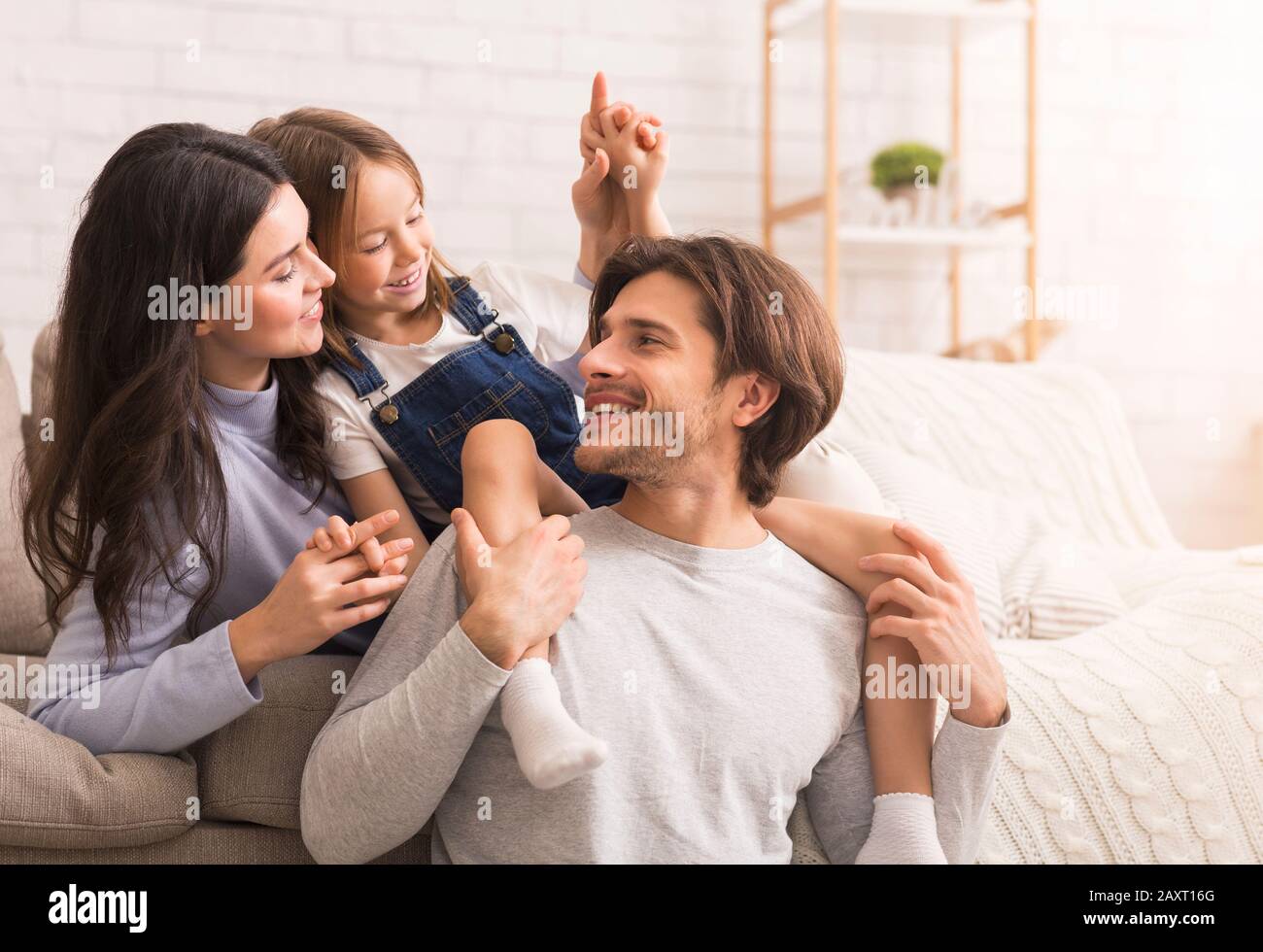 Buona famiglia a casa giocando insieme in soggiorno Foto Stock