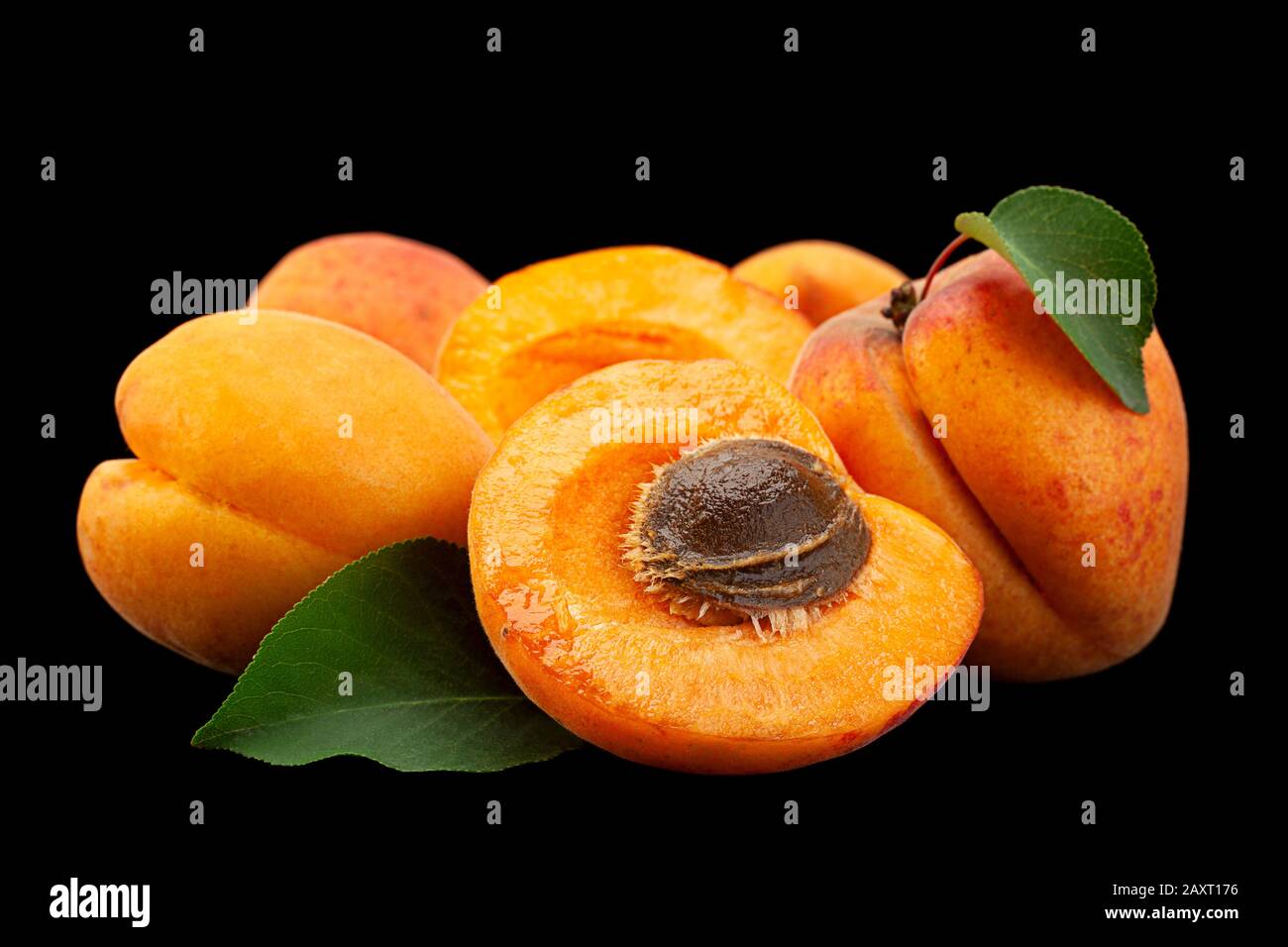 Closeup di frutta di albicocca isolato su sfondo nero Foto Stock