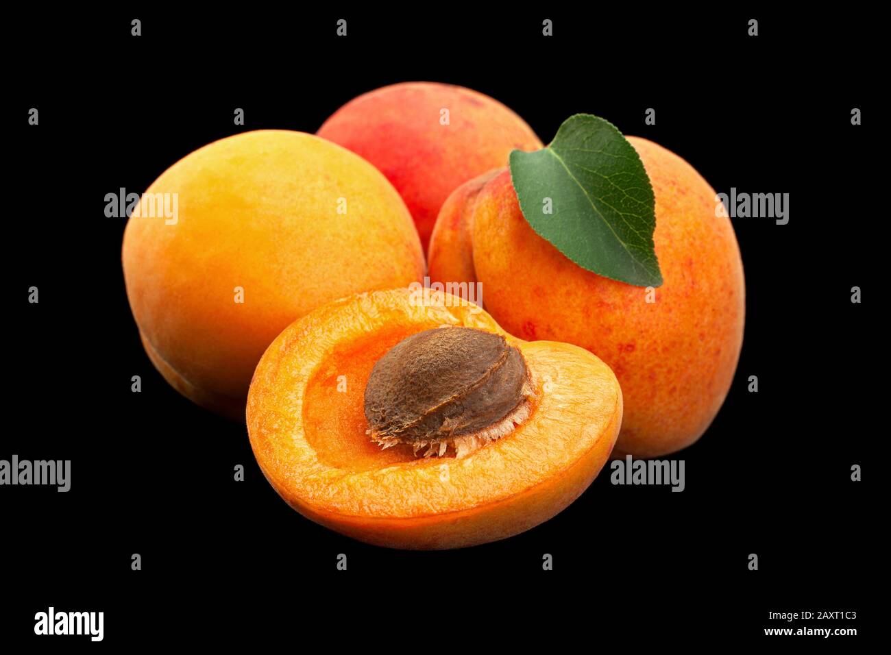 Closeup di frutta di albicocca isolato su sfondo nero Foto Stock