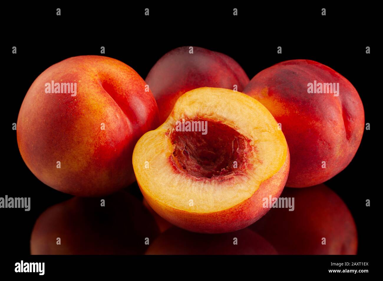 Frutta matura nettarine isolata su fondo nero Foto Stock