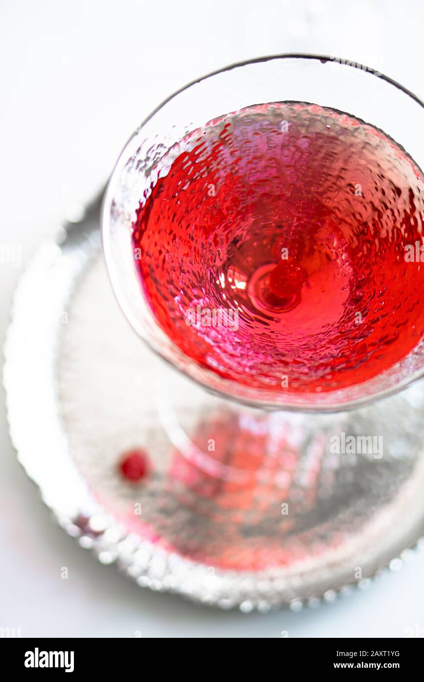 Cocktail rosso classico in vetro a trama cristallina su sfondo bianco Foto Stock