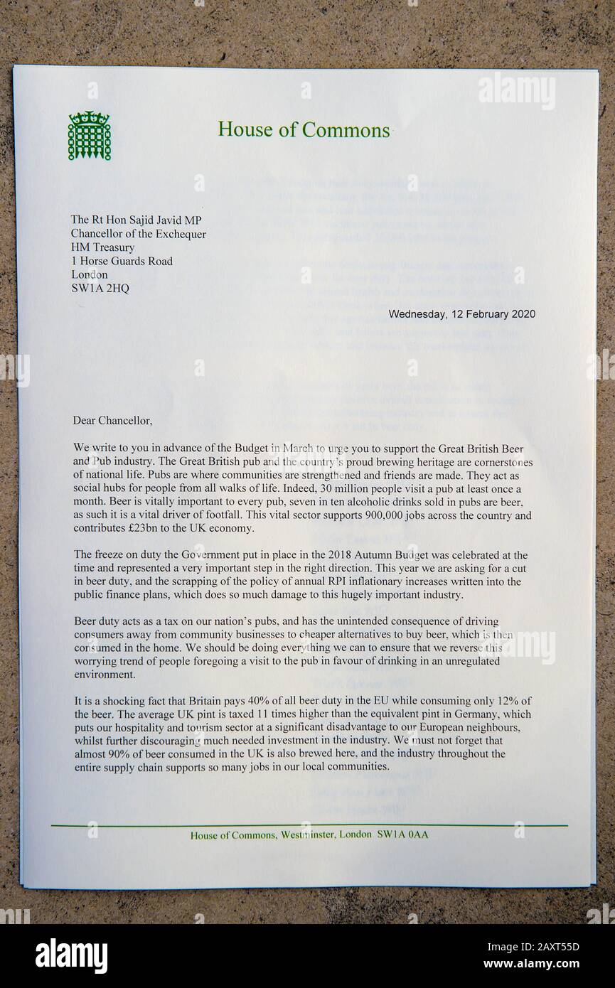 Editoriale UTILIZZARE SOLO un primo piano di lettera firmato da quasi 100 deputati conservatori, consegnato al Cancelliere dello scacchiere, Sajid Janid da Mike Wood MP e Sheryll Murray MP al Tesoro HM ieri sera, Chiedendo un taglio in Beer Duty nel prossimo bilancio come parte della campagna Long Live The Local per proteggere i pub locali. Foto Stock