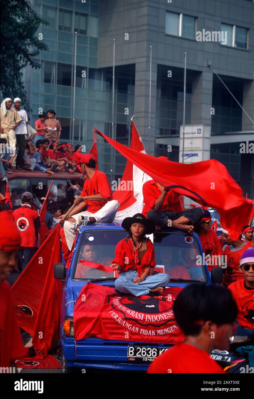 Indonesia dopo la caduta di Suharto. I sostenitori di Megawati Sukarnoputri e del Partai Demokrasi Indonesia (PDI), si riversano sulle strade di Giacarta, Indonesia, durante una campagna elettorale, il 1999 giugno Foto Stock