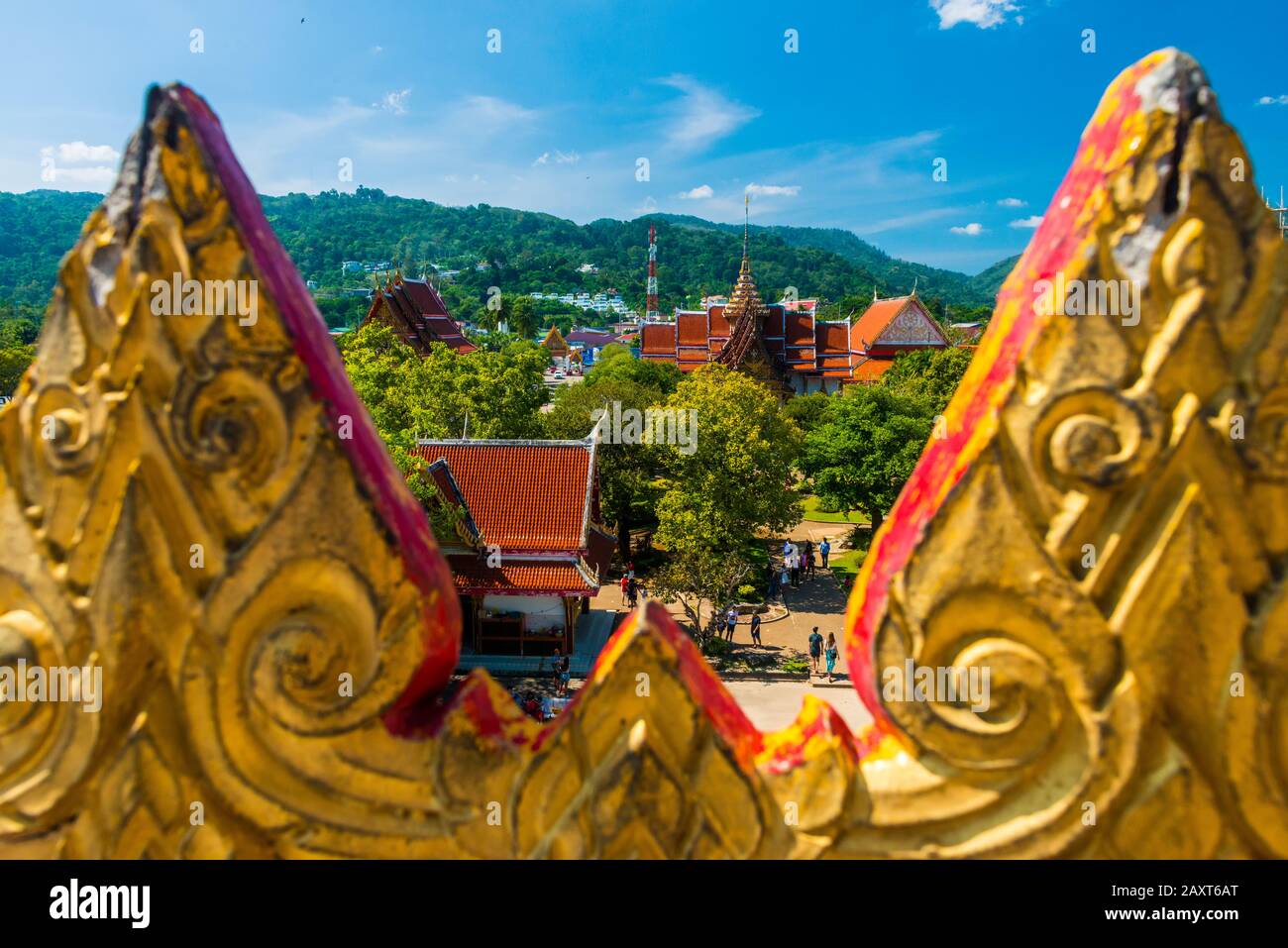 Wat Chalong, Phuket/Thailandia-15December2019: Vista su una pagoda al punto di riferimento storico e tempio buddista con cielo blu e giorno di sole Foto Stock