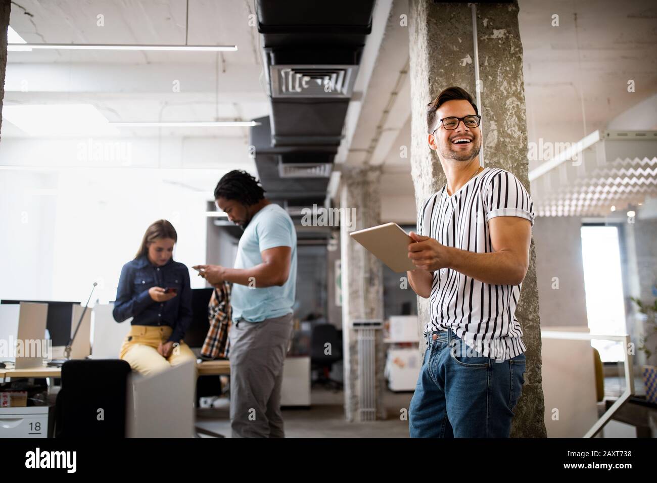 Giovane uomo utilizzando la tecnologia digitale compressa in corporate business office Foto Stock