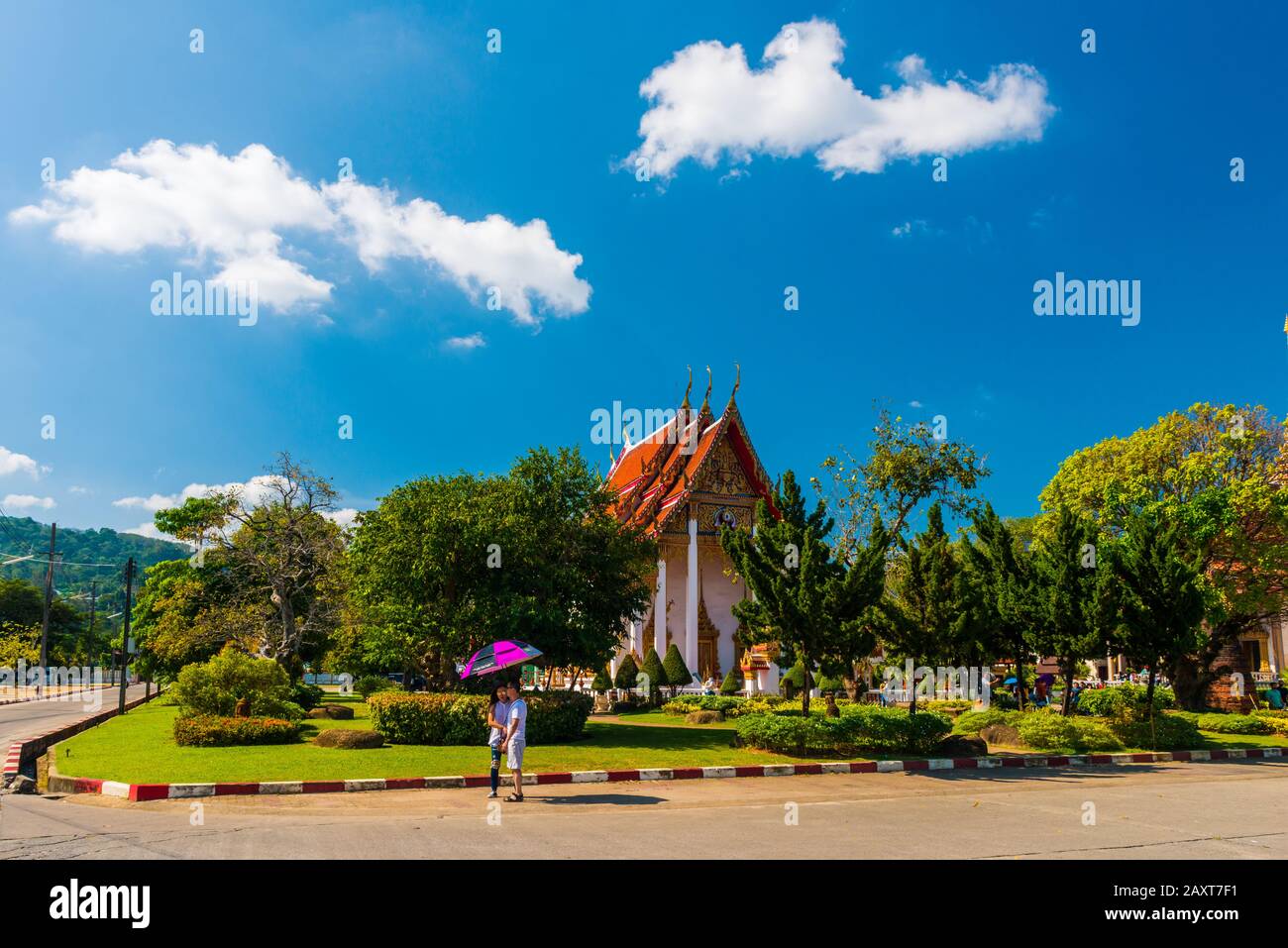 Wat Chalong, Phuket/Thailandia-15December2019: Vista su una pagoda al punto di riferimento storico e tempio buddista con cielo blu e giorno di sole Foto Stock