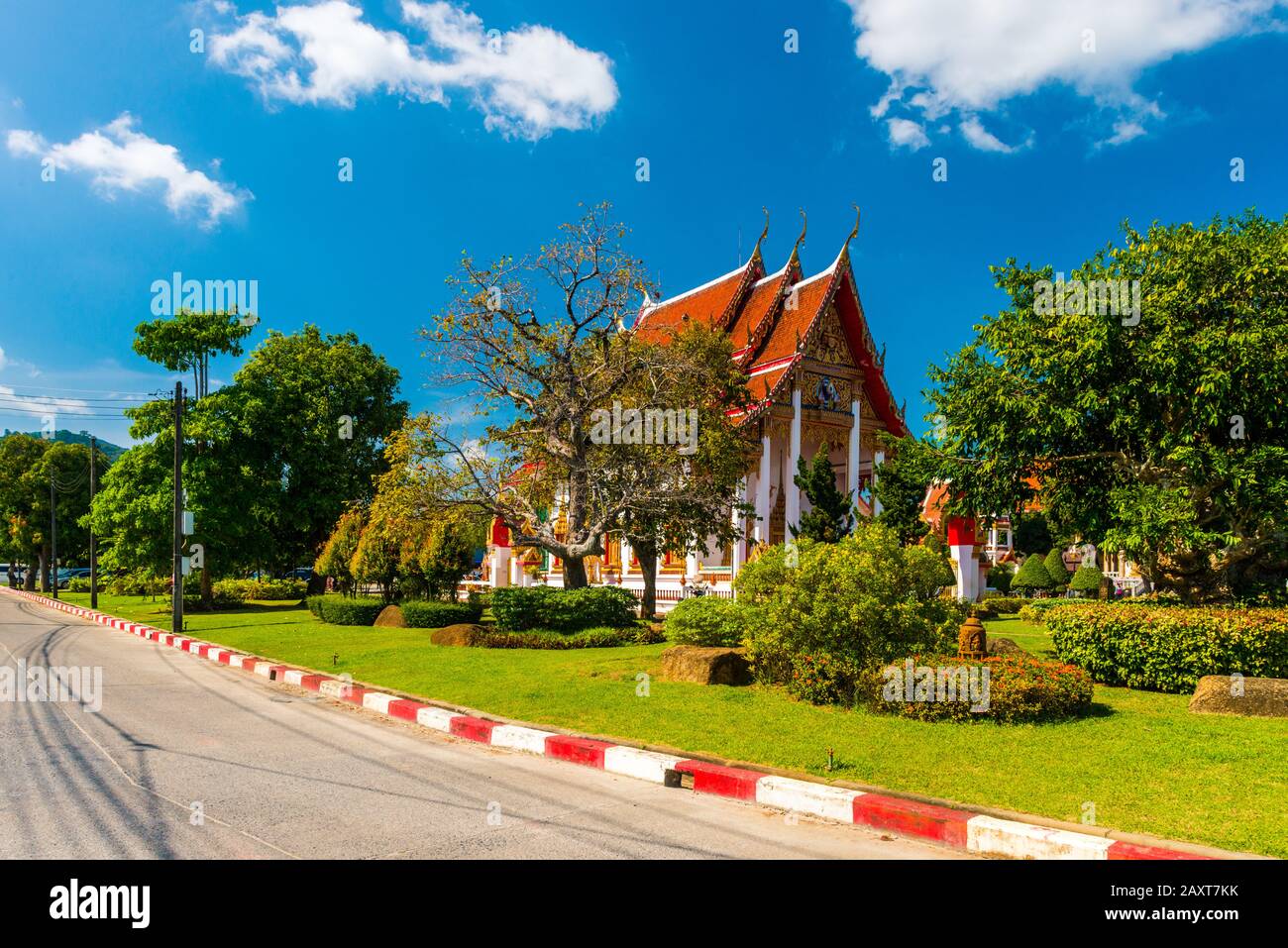 Wat Chalong, Phuket/Thailandia-15December2019: Vista su una pagoda al punto di riferimento storico e tempio buddista con cielo blu e giorno di sole Foto Stock