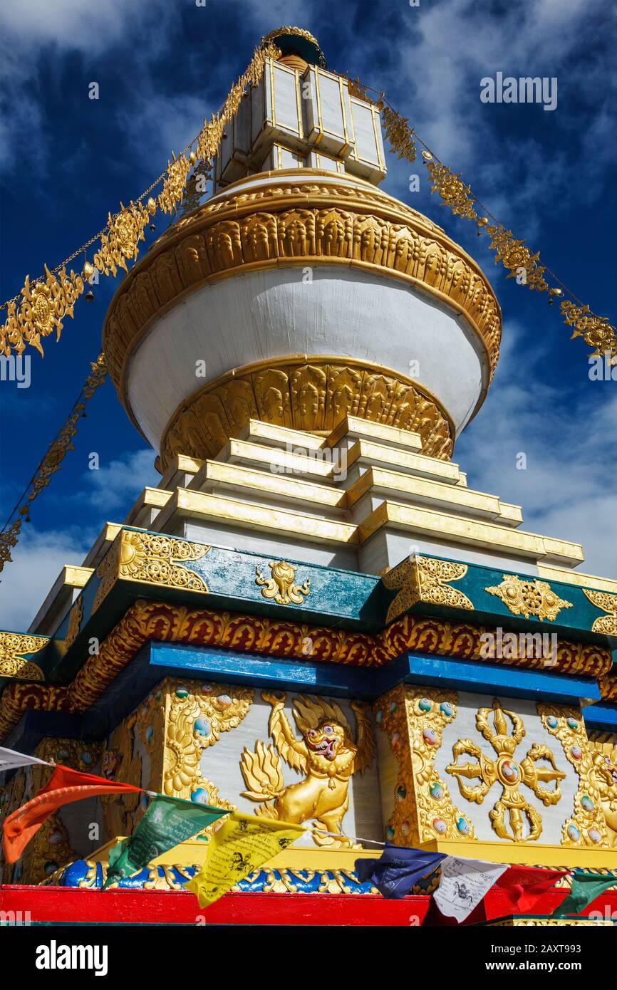 gompa buddista con bandiere di preghiera Foto Stock