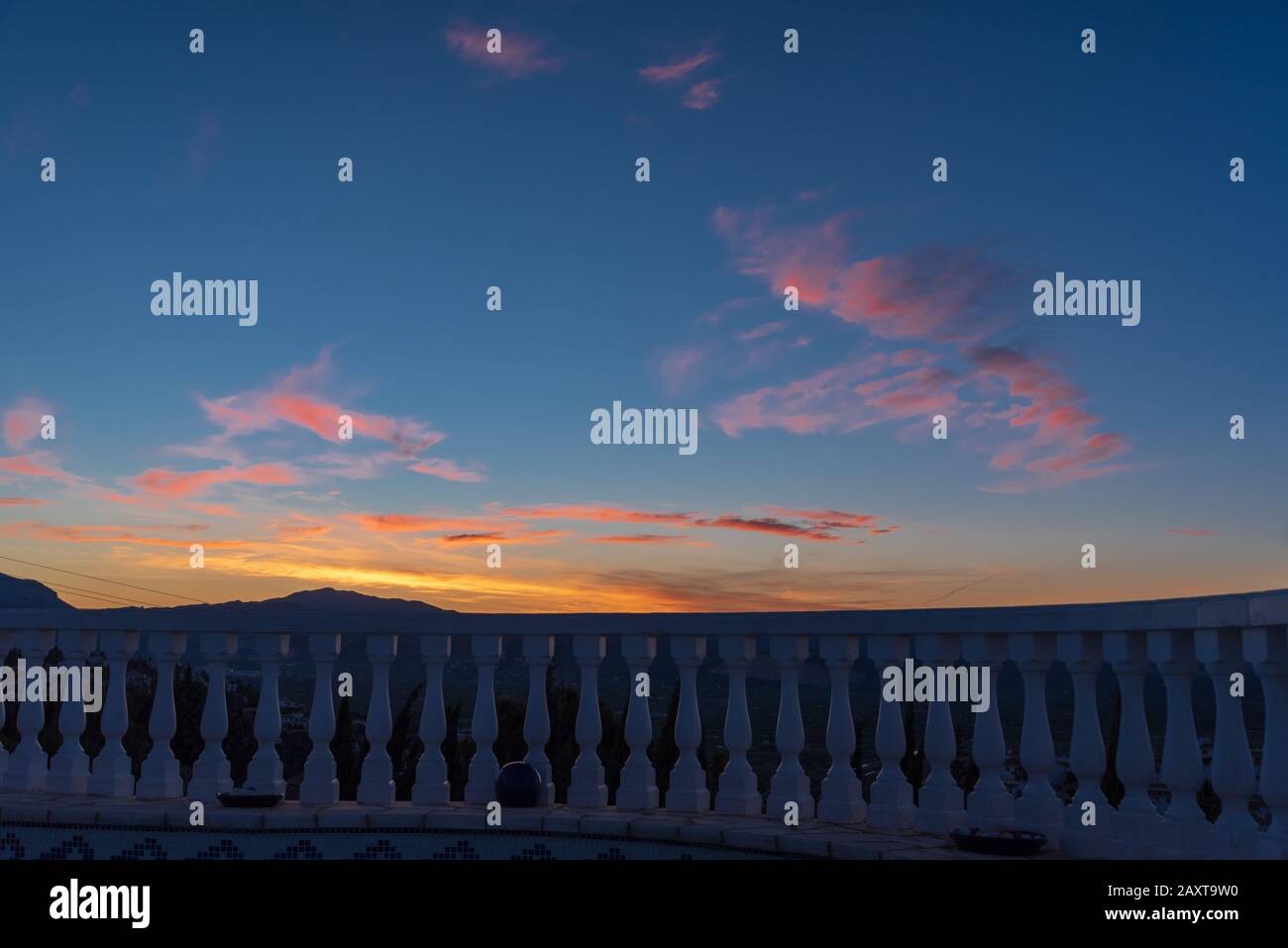 Il cielo diventa rossastro in uno dei migliori tramonti della provincia di Alicante Foto Stock