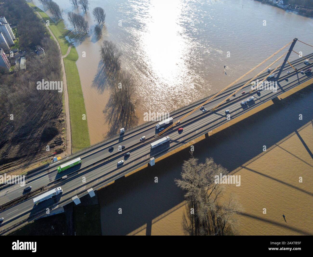 Ponte sul Reno dell'autostrada A40 a Duisburg Neuenkamp, in Germania, durante il diluvio Foto Stock