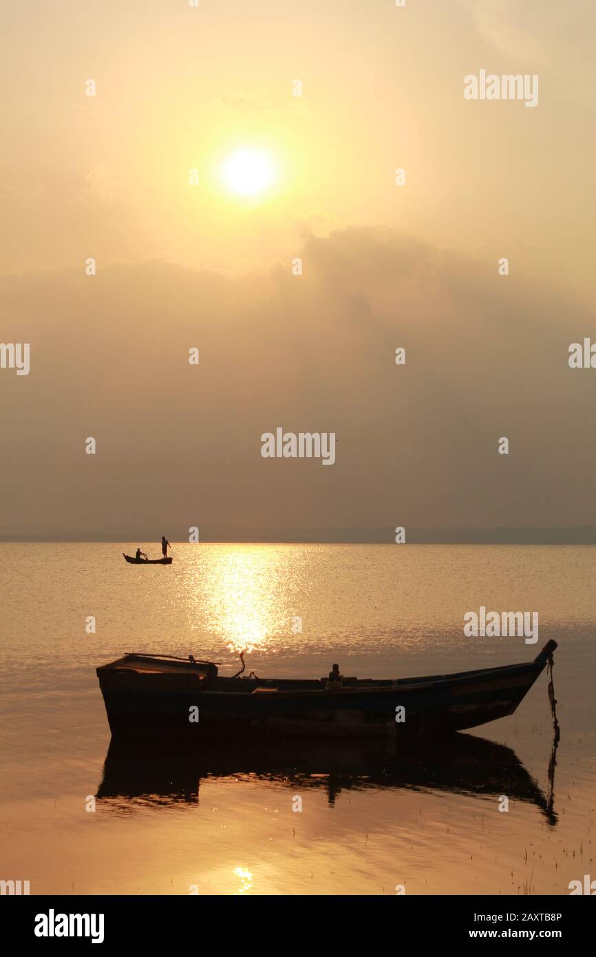 Due pescatori che pescano all'ora d'oro nel lago di Pong conosciuto anche come Maharana Pratap Sagar. Si trova nel distretto di Kangra, in India Foto Stock Due pescatori che pescano all'ora d'oro nel lago di Pong conosciuto anche come Maharana Pratap Sagar. Si trova nel distretto di Kangra, in India Foto Stock