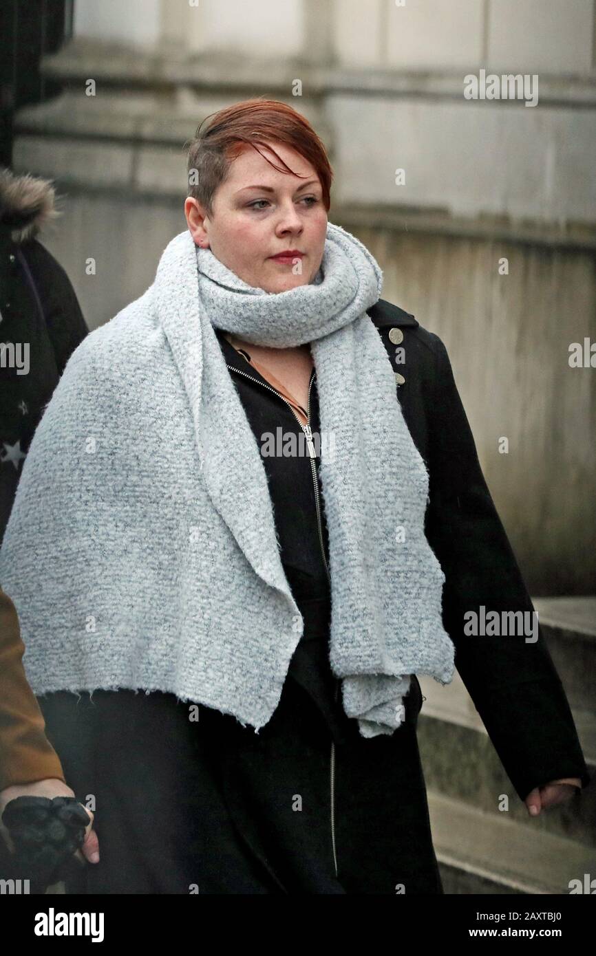 Sara Canning, il partner di Lyra McKee, al di fuori della corte dei magistrati londinesi, dove Paul McIntyre, 52 anni, sarà accusato dell'assassinio del giornalista nell'aprile 2019. Foto Stock
