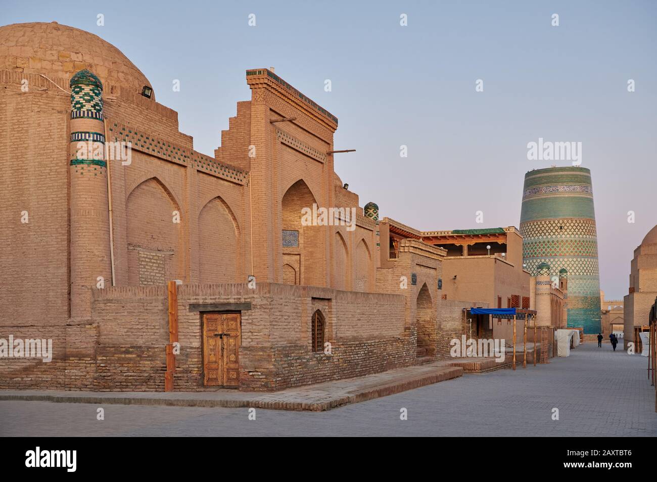 Edifici tipici nei vicoli della città vecchia Itchan-Kala, Khiva, Uzbekistan, Asia centrale Foto Stock