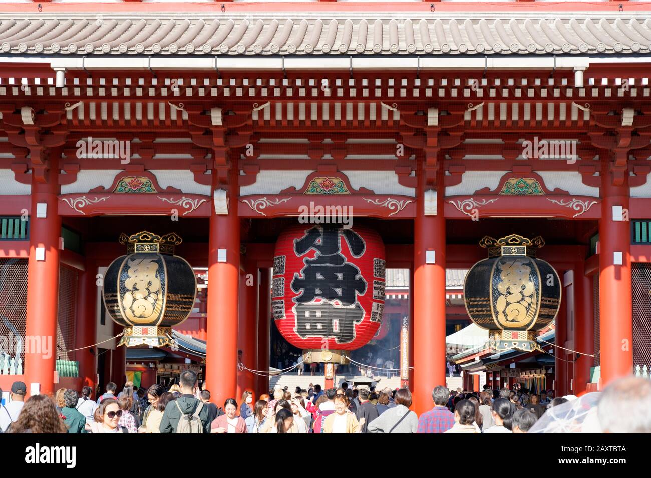 Sensō-ji (inryū-zan Sensō-ji) è un antico tempio buddista situato ad Asakusa. È il tempio più antico di Tokyo, girato con una fotocamera da sessanta megapixel. Foto Stock