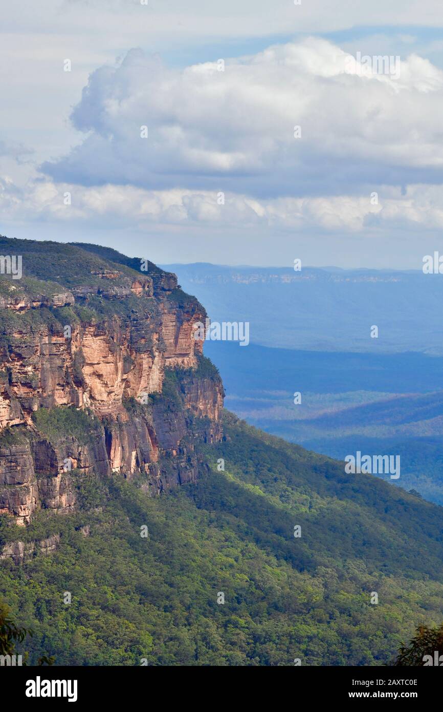 Una vista fuori nella Jamison Valley dal punto di osservazione di Jamison alle Cascate di Wentworth Foto Stock