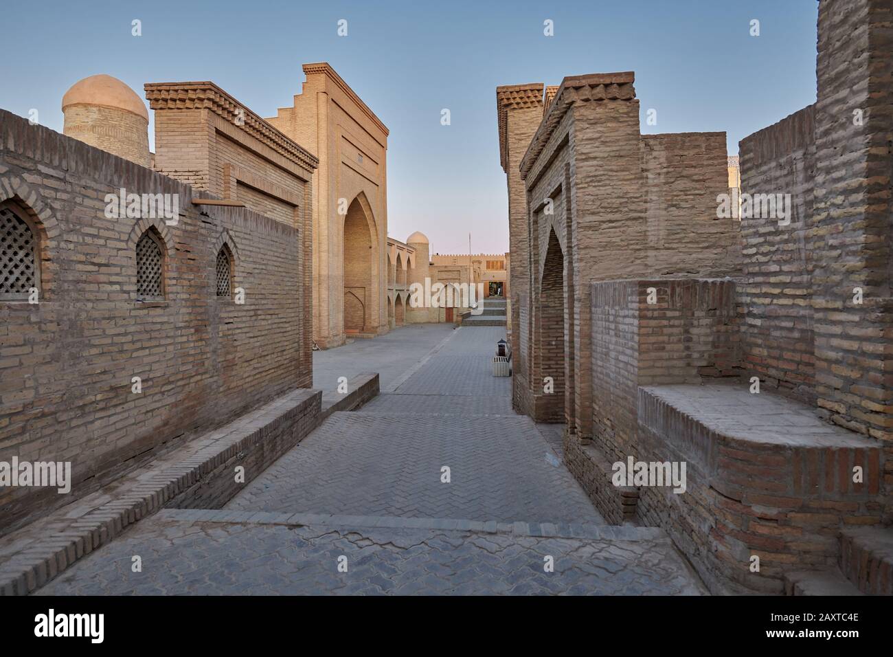Edifici tipici nei vicoli della città vecchia Itchan-Kala, Khiva, Uzbekistan, Asia centrale Foto Stock