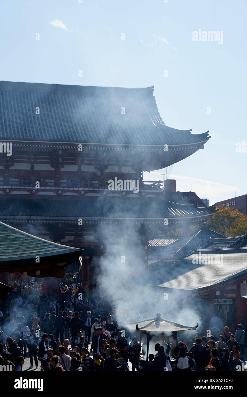 Sensō-ji (inryū-zan Sensō-ji) è un antico tempio buddista situato ad Asakusa. È il tempio più antico di Tokyo, girato con una fotocamera da sessanta megapixel. Foto Stock