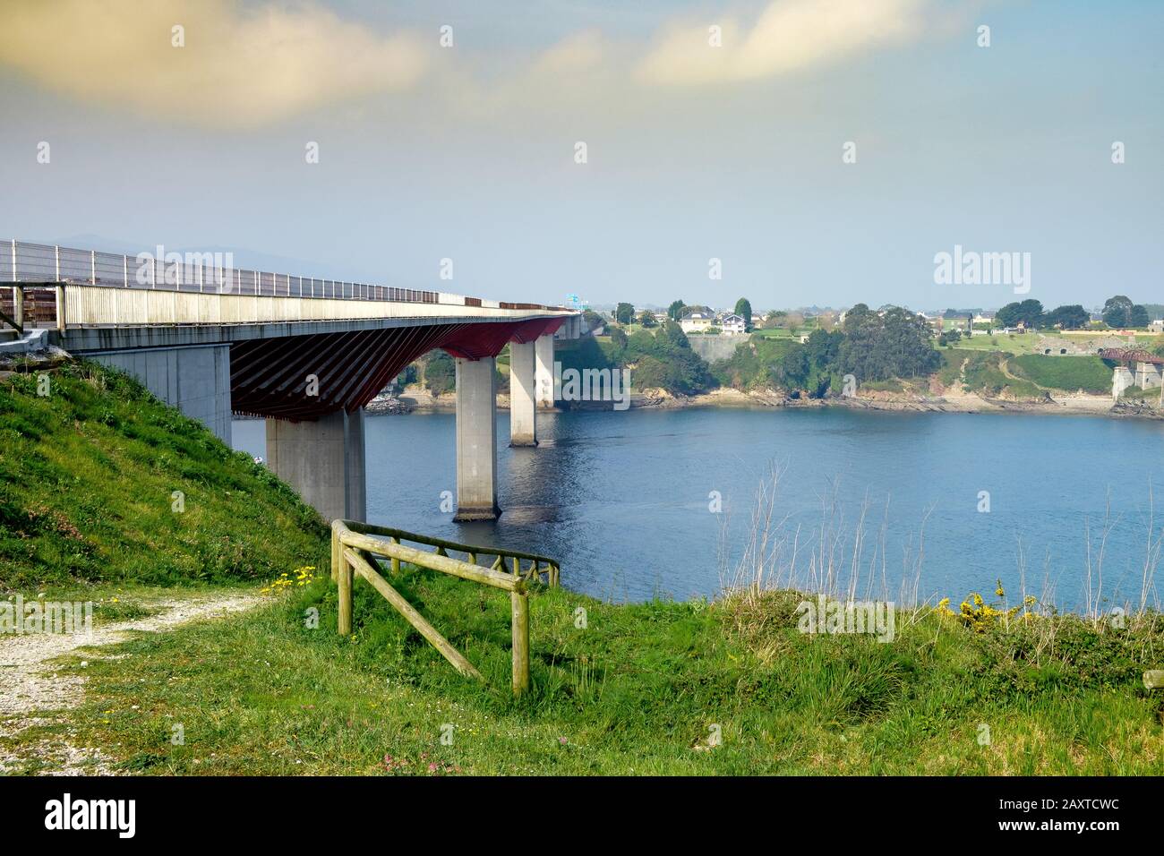 Ponte che comunica la Galizia con le Asturie sul fiume Eo Foto Stock