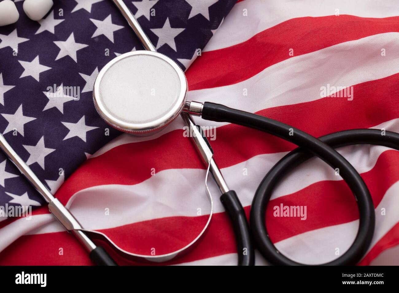 USA Healthcare. Medici stetoscopio medico su uno Stati Uniti di bandiera Foto Stock