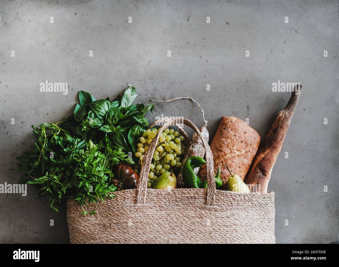 Sacchetto a fondo piatto ecologico con alimenti freschi, spazio per le copie Foto Stock