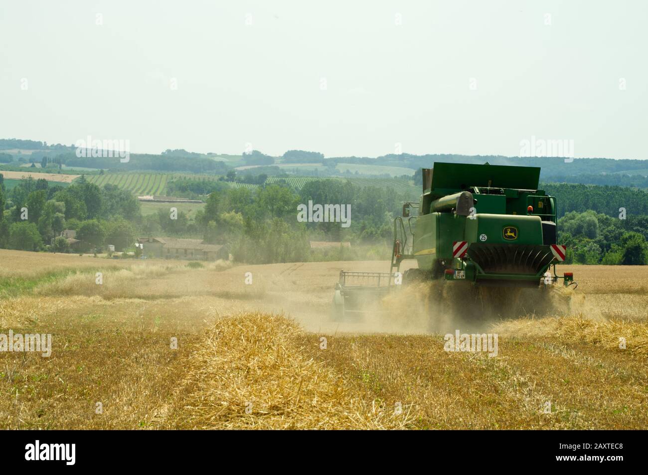 Raccolta di grano vicino a Duras, Lot-et-Garonne, Francia con una mietitrebbia John Deere T670 Hillmaster. Foto Stock