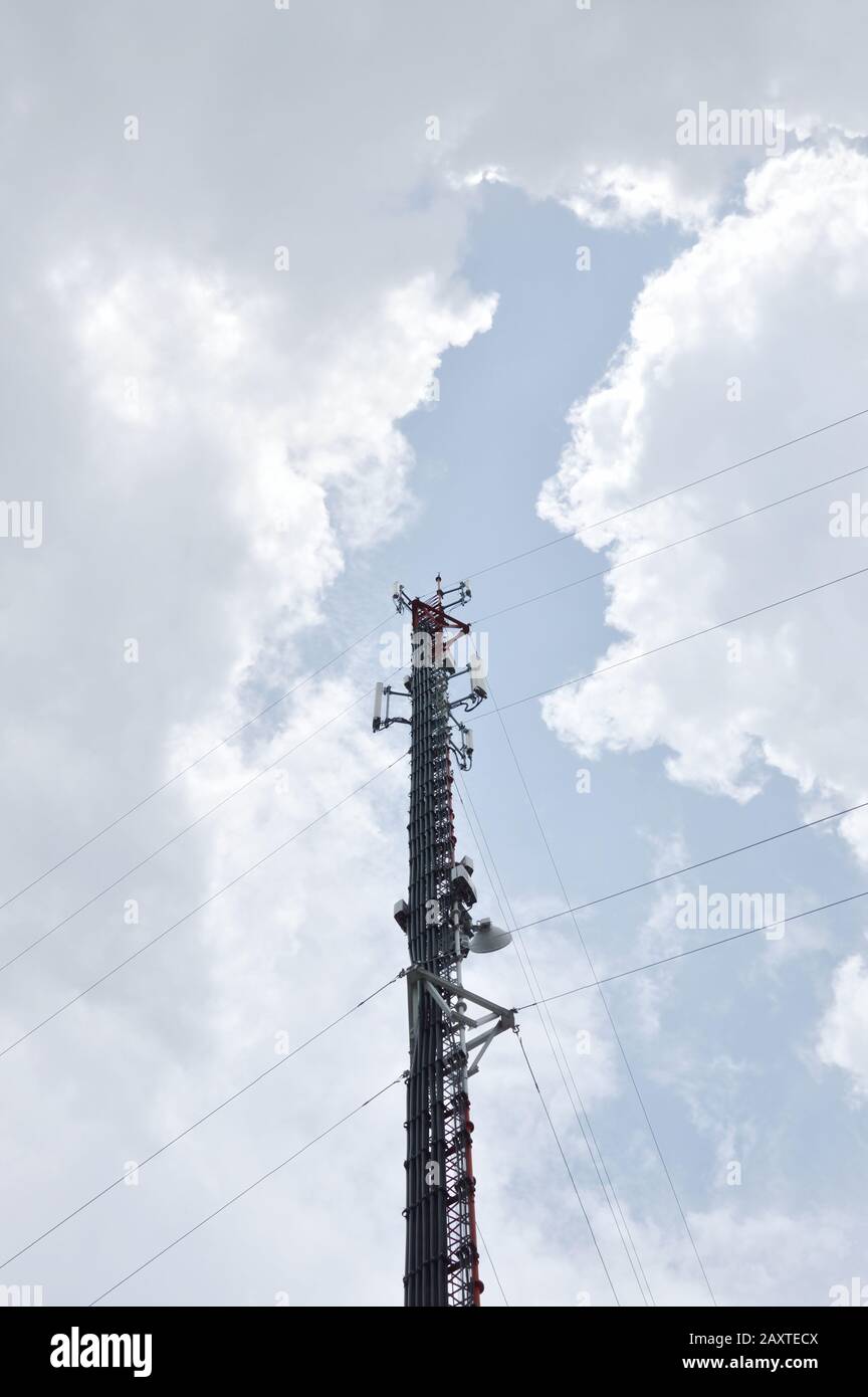 polo di telecomunicazioni su cloud e cielo in giornata di sole Foto Stock