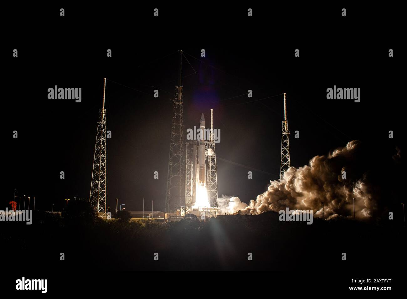 Cape CANAVERAL, USA - 9 Feb 2020 - il razzo Atlas V della United Launch Alliance, che porta il Solar Orbiter, solleva il Complesso di lancio spaziale 41 a Cape CA Foto Stock