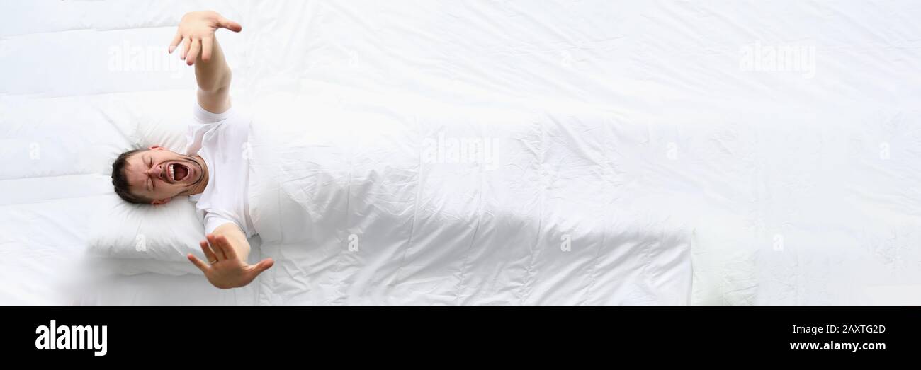 Giovane bellezza caucasica donna che dorme sul letto bianco Foto Stock