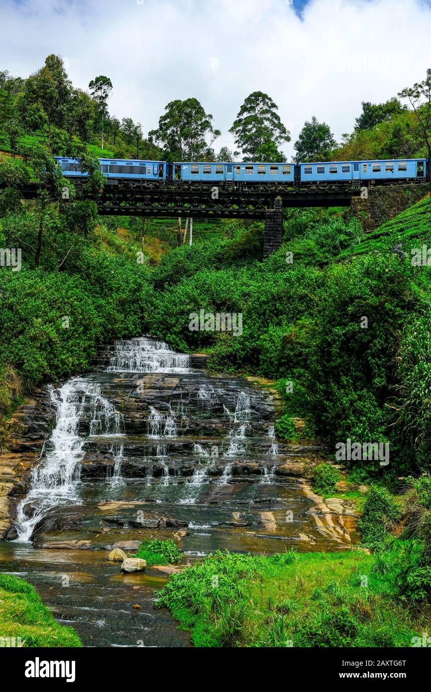 Nanu Oya, Sri Lanka - Gennaio 2020: Treno che passa sopra un ponte all'uscita della stazione di Nanu Oya il 23 gennaio 2020 a Nanu Oya, Sri Lanka. Foto Stock