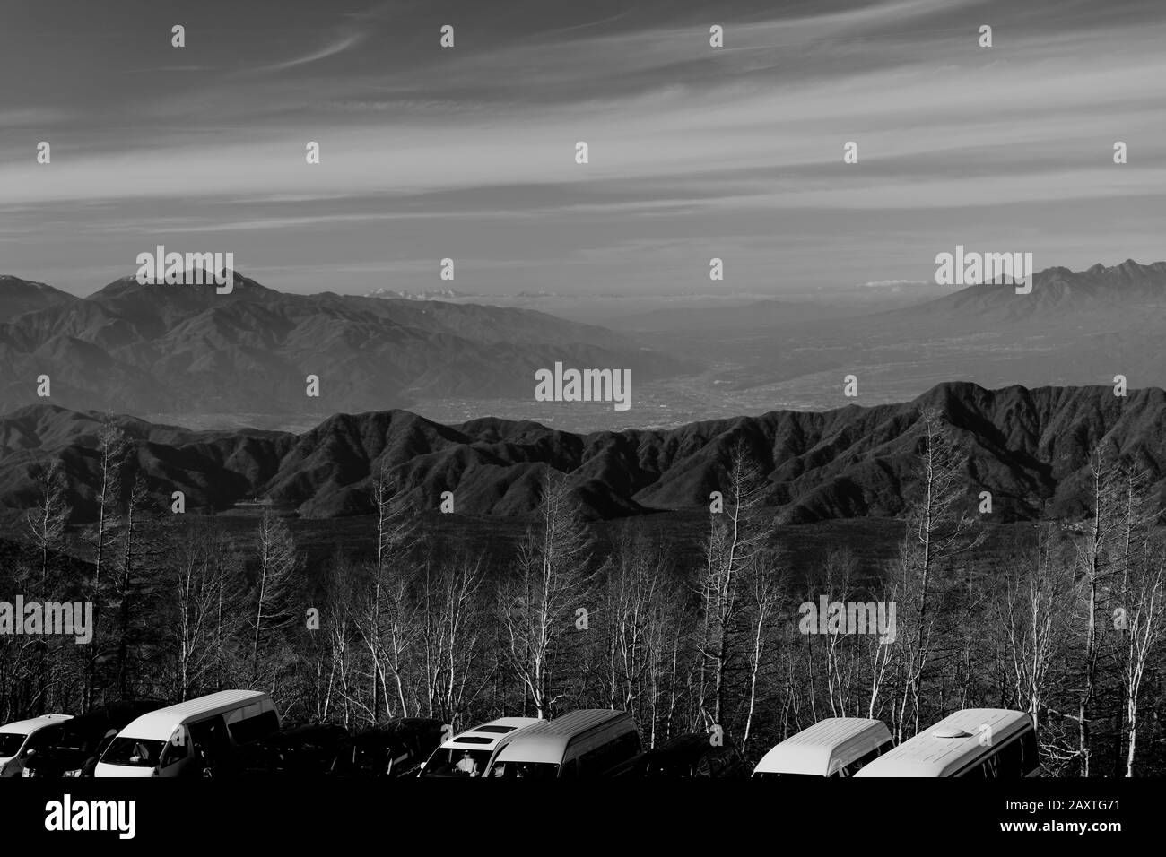 Vista delle montagne circostanti il Monte Fuji in bianco e nero, Kitayama, Fujinomiya, Giappone girato con fotocamera da 60 megapixel. Foto Stock