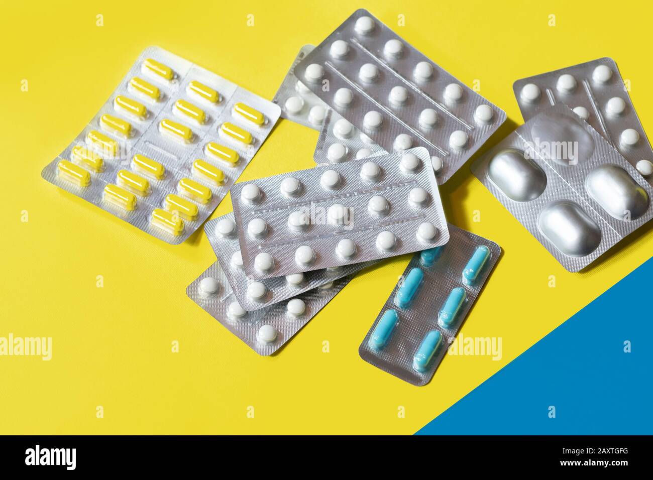 Mucchio di pillole mediche in bianco, blu e altri colori. Pillole in pacchetto di plastica. Foto Stock