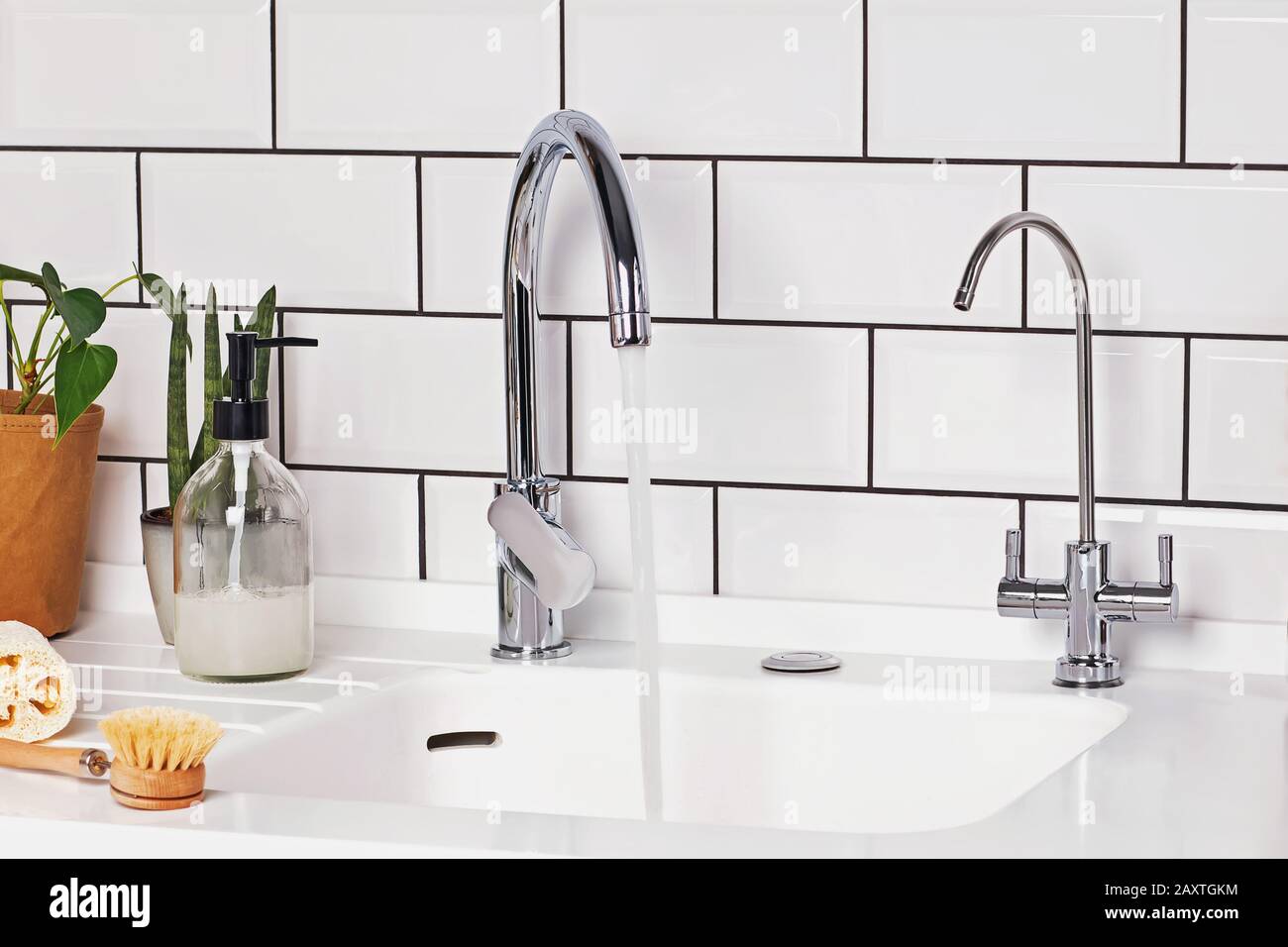 Cucina moderna con utensili di lavaggio in materiale naturale. Foto Stock