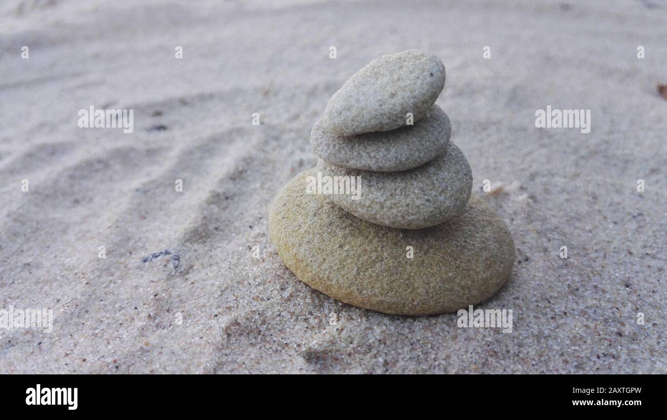 Primo piano pietre zen e sabbia, relax e mentalità concetto Foto Stock