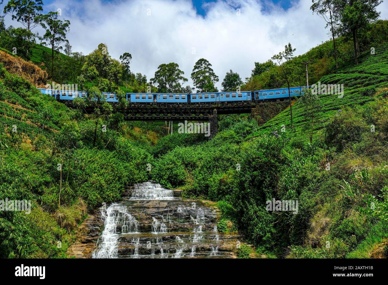Nanu Oya, Sri Lanka - Gennaio 2020: Treno che passa sopra un ponte all'uscita della stazione di Nanu Oya il 23 gennaio 2020 a Nanu Oya, Sri Lanka. Foto Stock